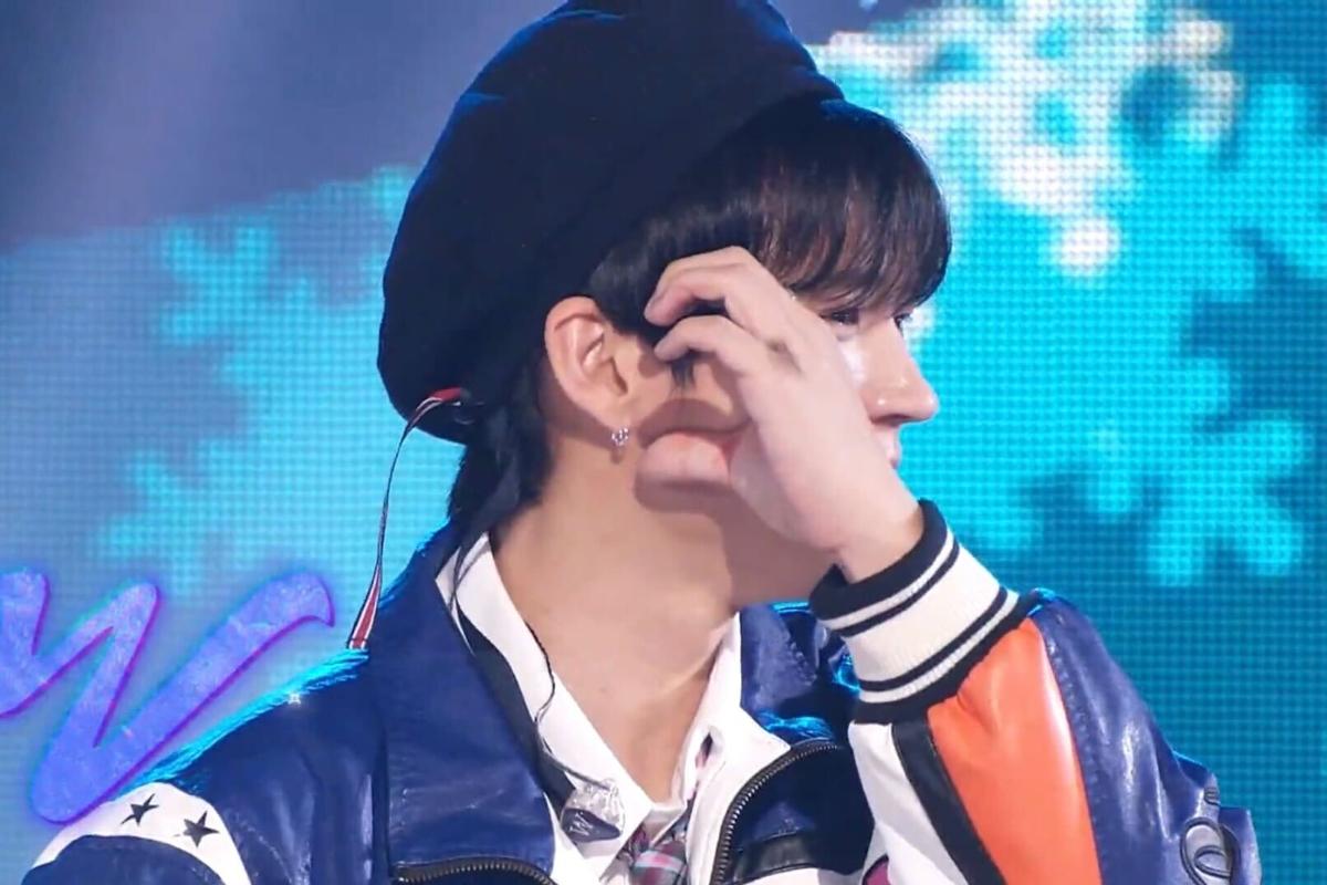 韓国の耳ハートポーズをする人物。手のひらを耳に当ててハートを形成するユニークなジェスチャーが特徴です。