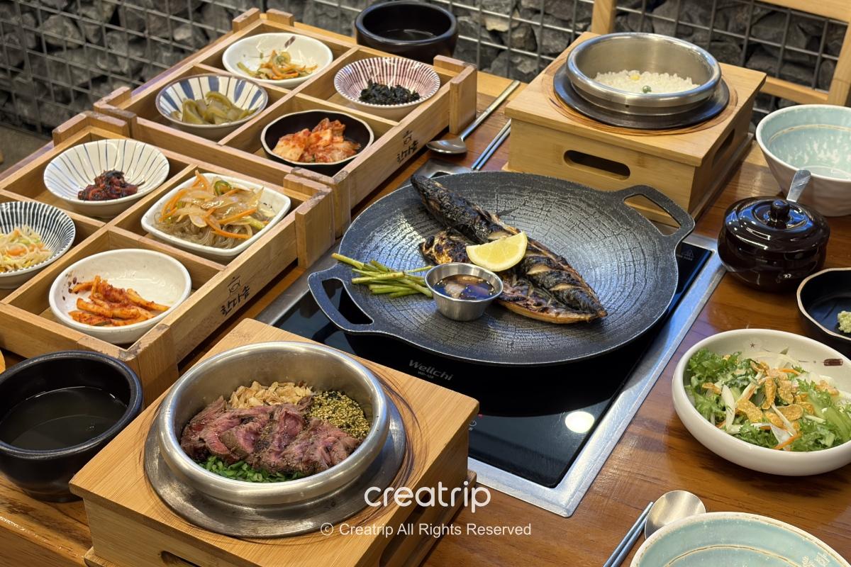 ハンダソッ南浦店で提供される韓国定食のテーブル