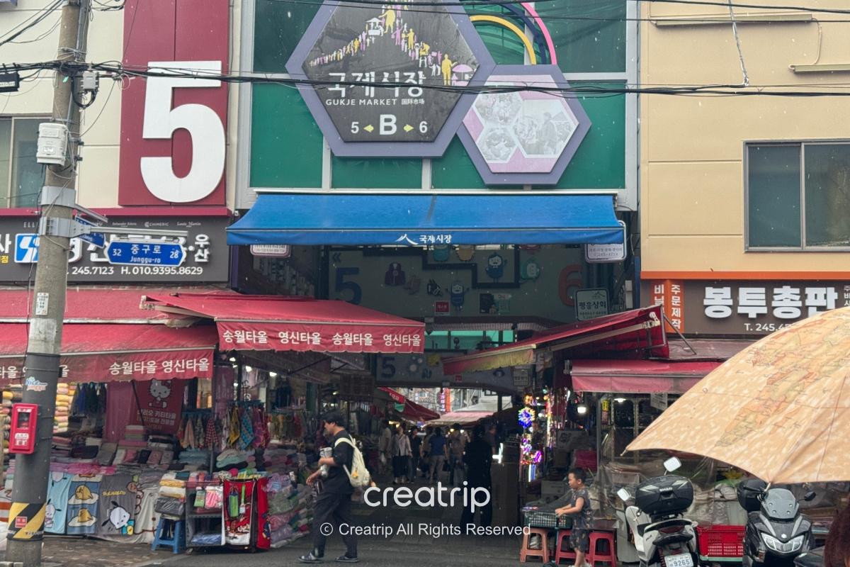 釜山・国際市場の通りに並ぶ衣類と雑貨の店