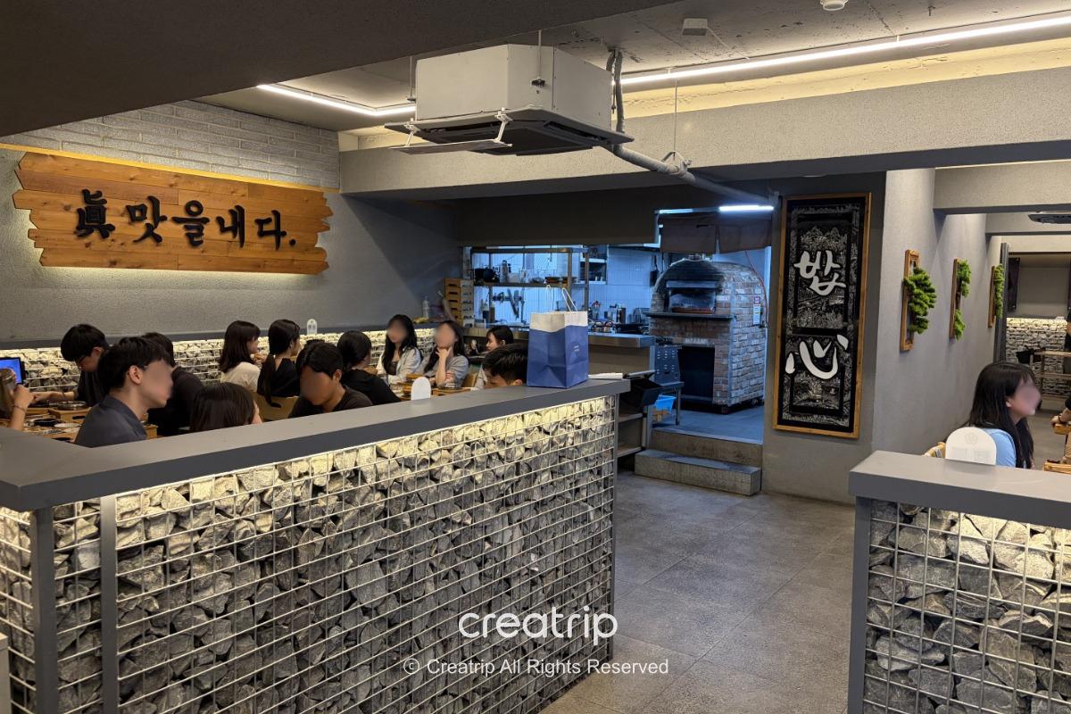 ハンダソッ南浦店の釜飯と焼き魚、韓国のおかず