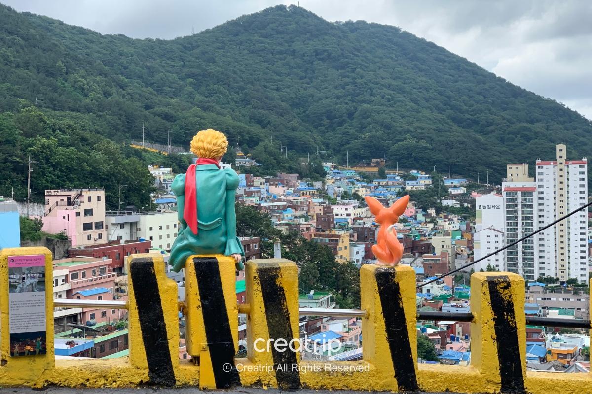 釜山・甘川文化村の壁画と細い坂道の路地