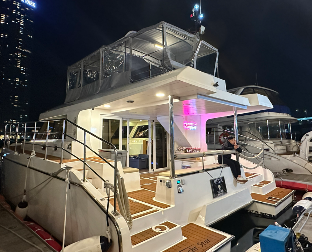 Бусан дарвуулт онгоцны шилдэг төрлийн нэг болох Leopard Catamaran Yacht дээр амрах боломжтой зураг