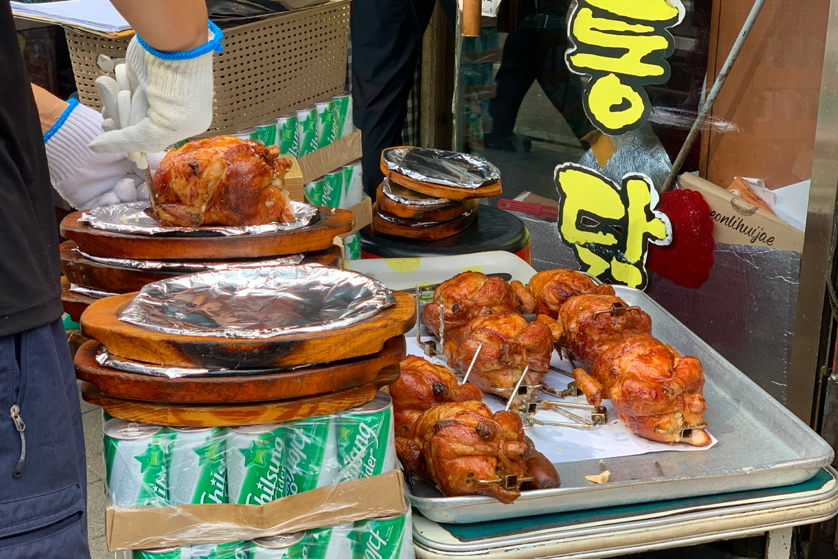 汉南洞汉方烤鸡店正在准备好的烤鸡，以供堂食或外带