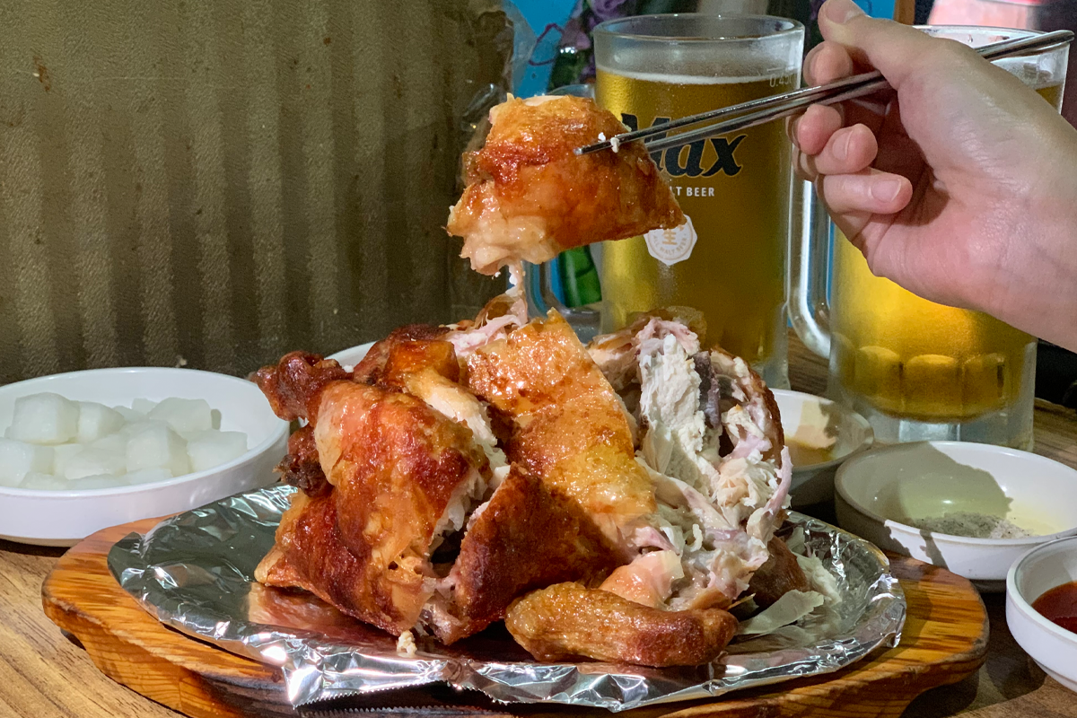 汉南洞汉方烤鸡搭配的米酒和醋，以增强其鲜美风味