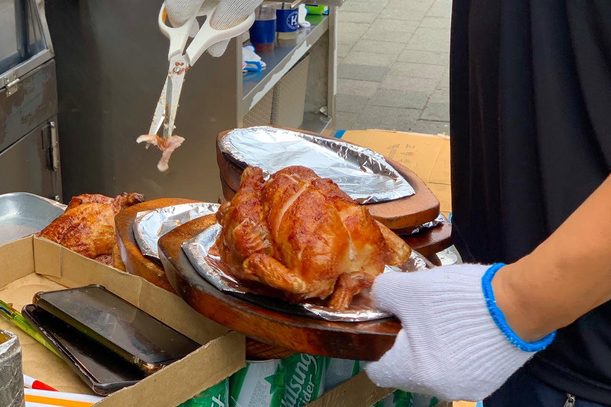 店员在汉南洞汉方烤鸡店分切烤鸡，为顾客提供便于食用的服务