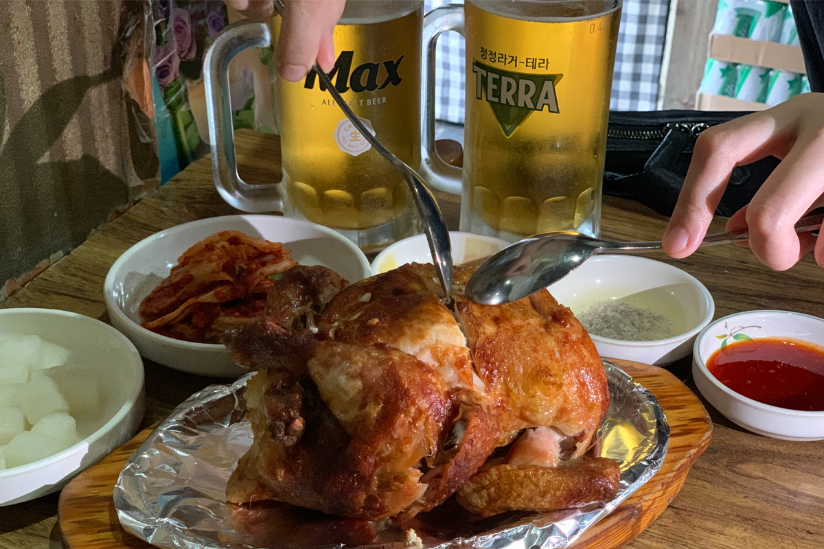 汉南洞汉方烤鸡的烤鸡搭配泡菜和配料，是美味可口的传统美食