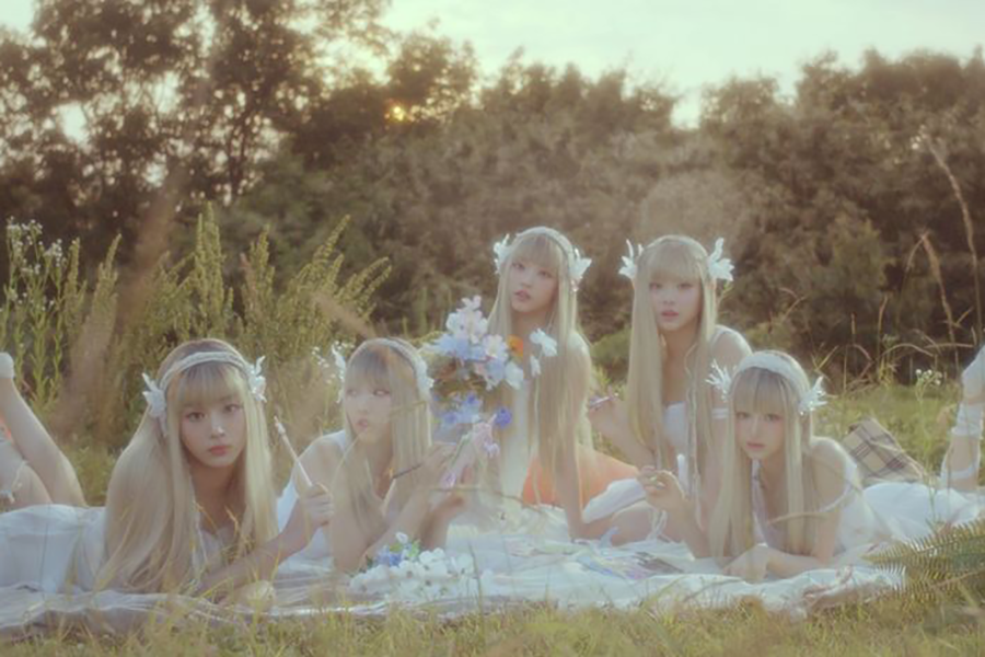 New Jeans展示Fairy-core风格，在户外环境中穿着仙女般的服装，营造梦幻童话气氛。