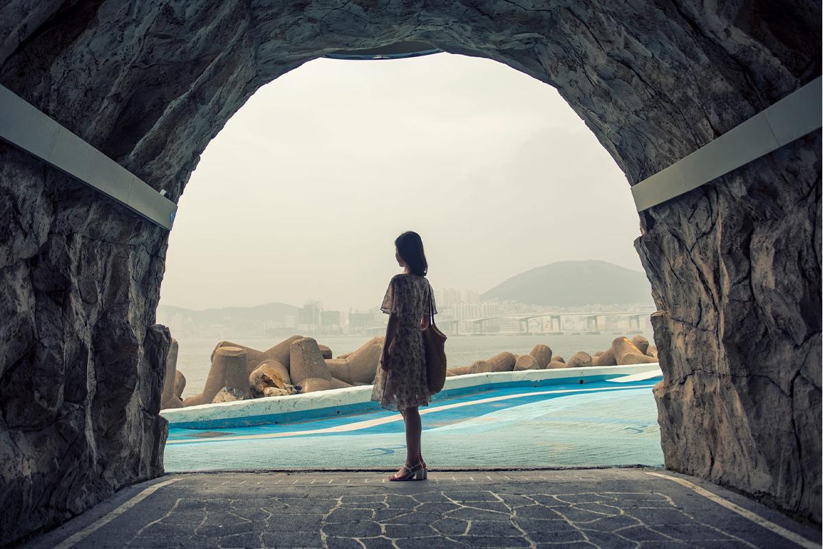 Хинеоль Культурная Деревня, известная своими красочными фестивалями и уникальной атмосферой на фоне побережья.