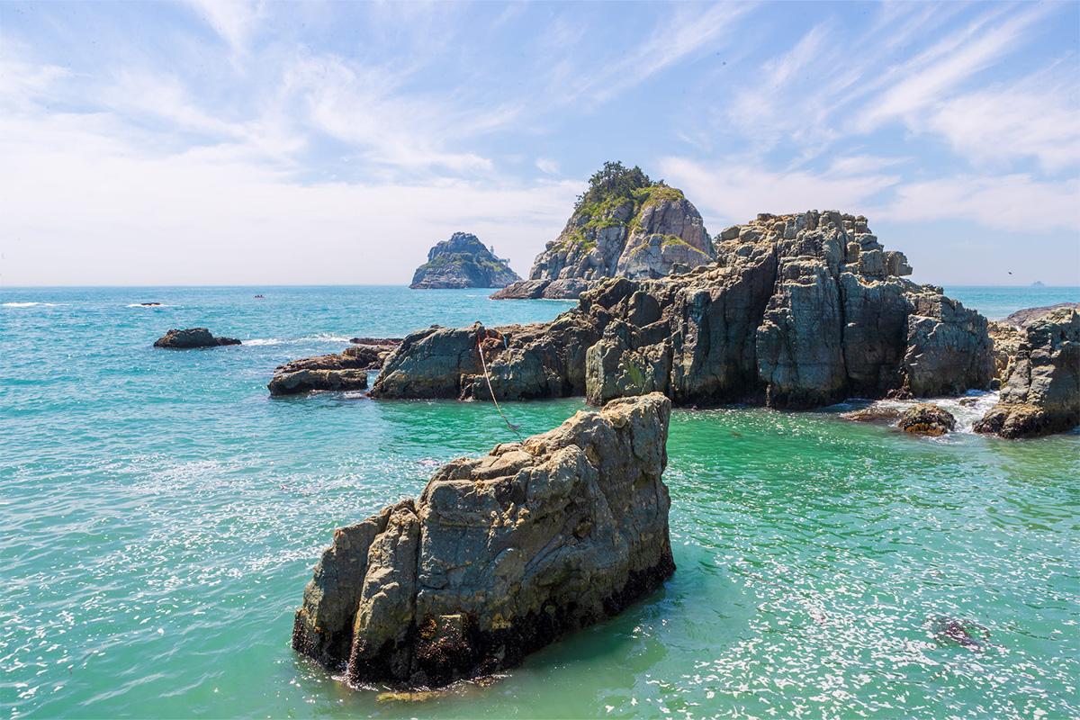 Представлен панорамный вид на побережье с Орюкдо Скайуока с видом на море и уникальные прибрежные скалы.