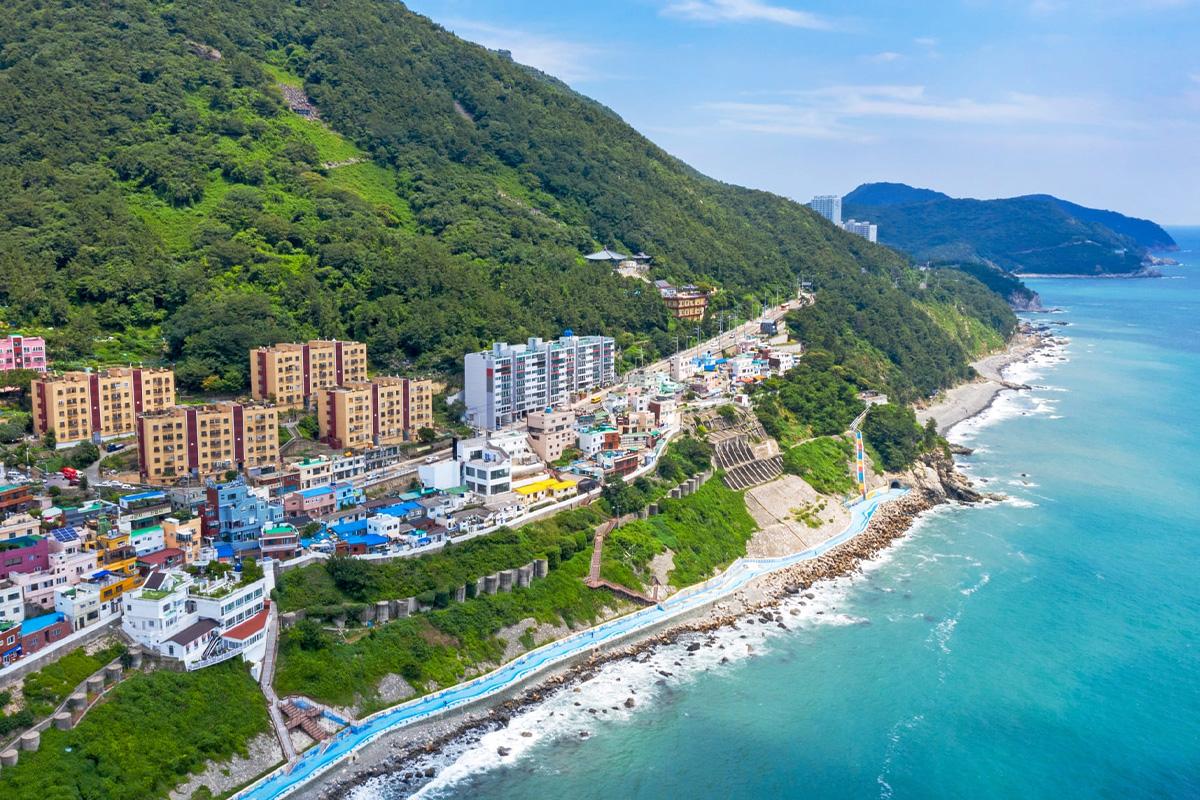 Вид на прибрежную деревню культуры Хинеоль, уютно расположенную среди гор и синего моря.