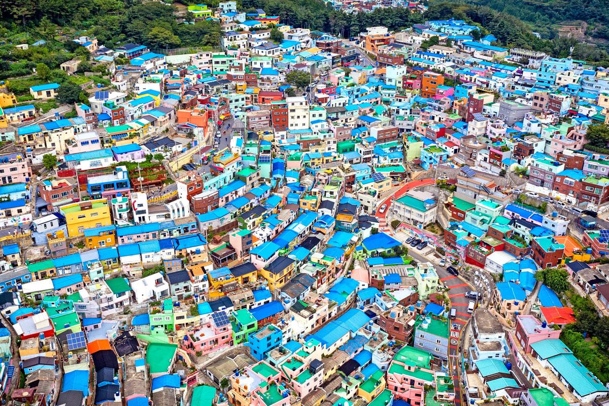 Культурная деревня Гамчхон, известная как корейский Мачу-Пикчу, с плотной застройкой на склонах холмов.