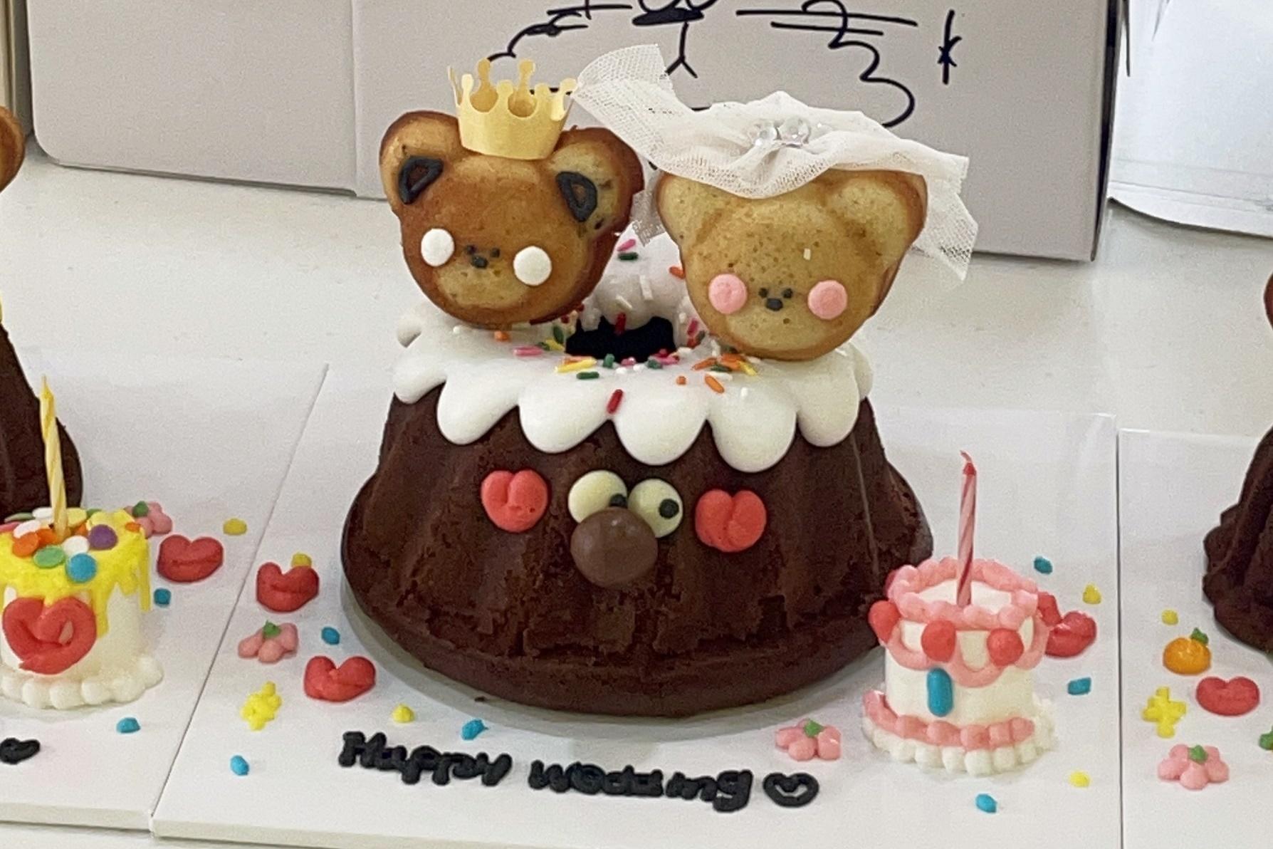 เค้กวันเกิดที่ Ours Coffee แต่งหน้าด้วยครีมและตกแต่งอย่างมีสีสัน พร้อมตุ๊กตาหมีเพิ่มความสดใส