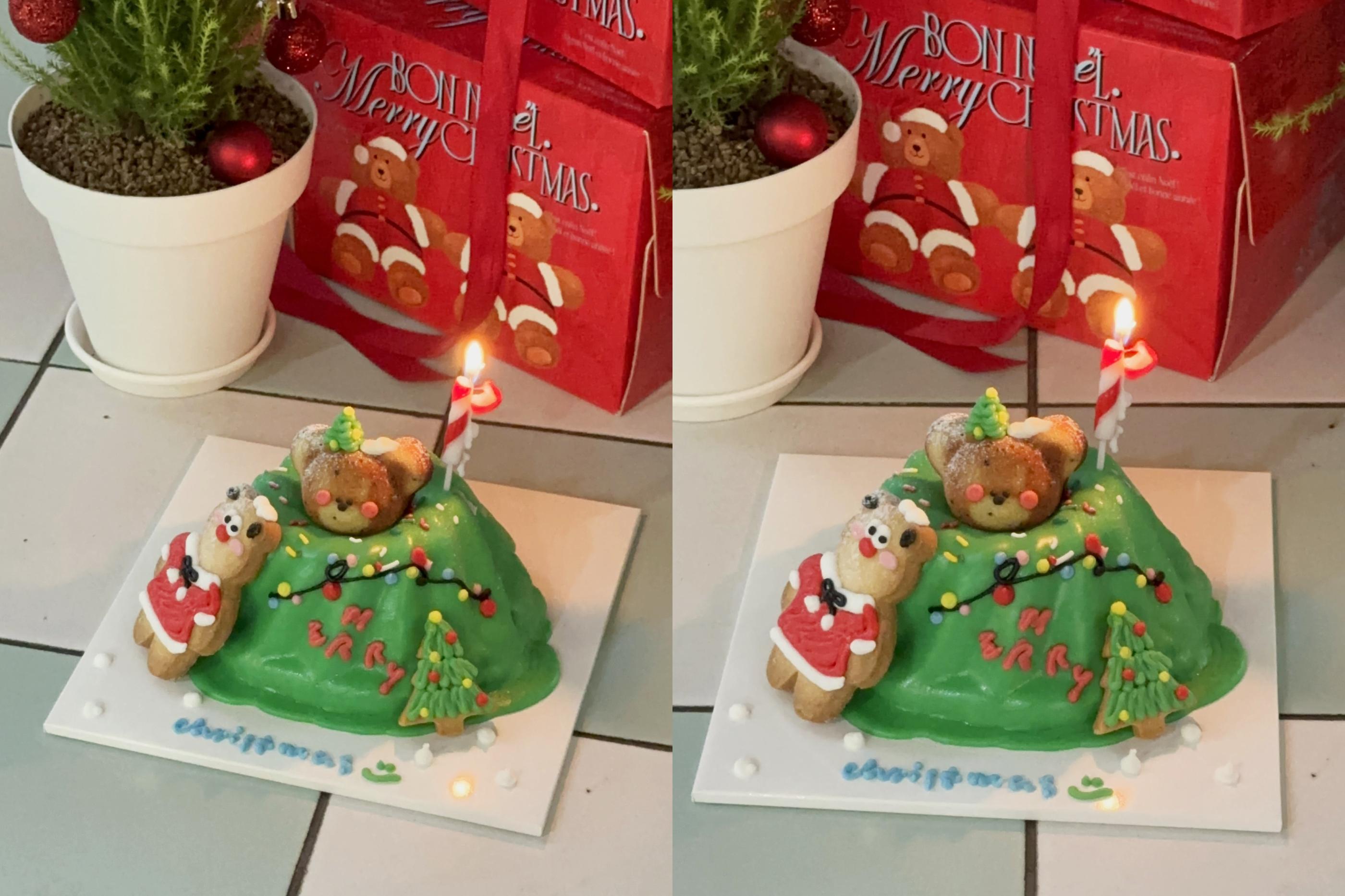 Gâteau d'arbre de Noël décoratif vert d'Ours Coffee à Jeju avec un ours couché et des décorations festives.