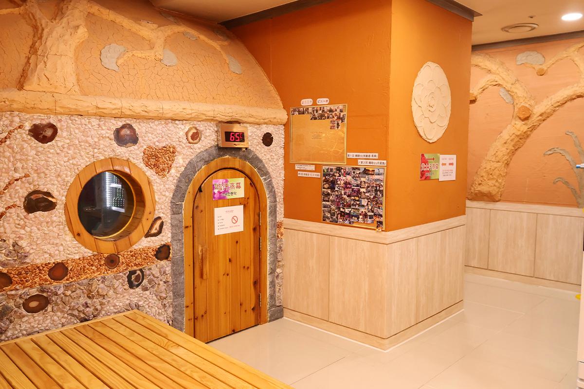 韓國美素三溫暖的汗蒸幕入口，牆面以石頭裝飾設計。