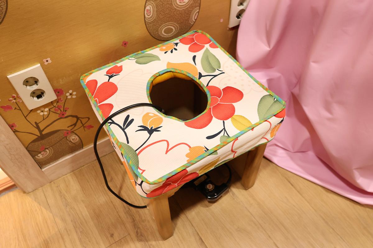 美素三溫暖中坐薰設備的彩色椅子。