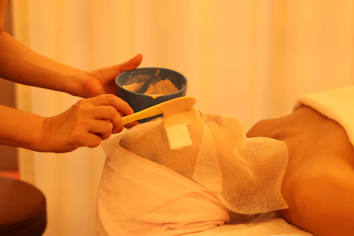 美素三溫暖的面膜服務，工作人員正在塗抹的過程。