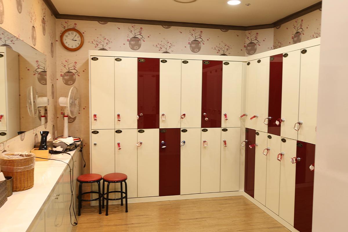 美素三溫暖更衣室的鎖櫃，包含粉紅與白色的混合設計。
