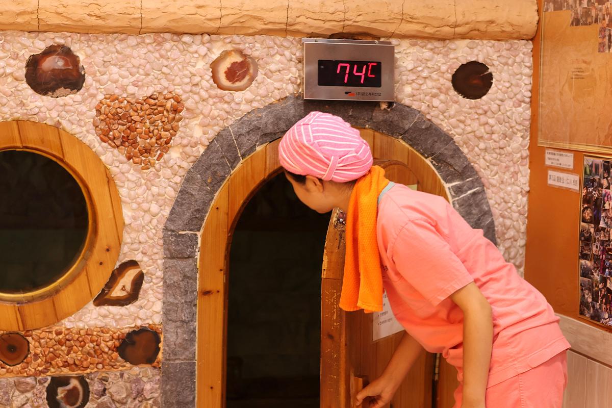 進入美素三溫暖的汗蒸幕，溫度顯示74攝氏度。