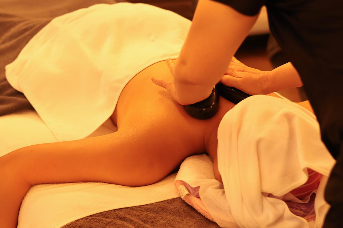 美素三溫暖的一位按摩師正在進行身體按摩服務。