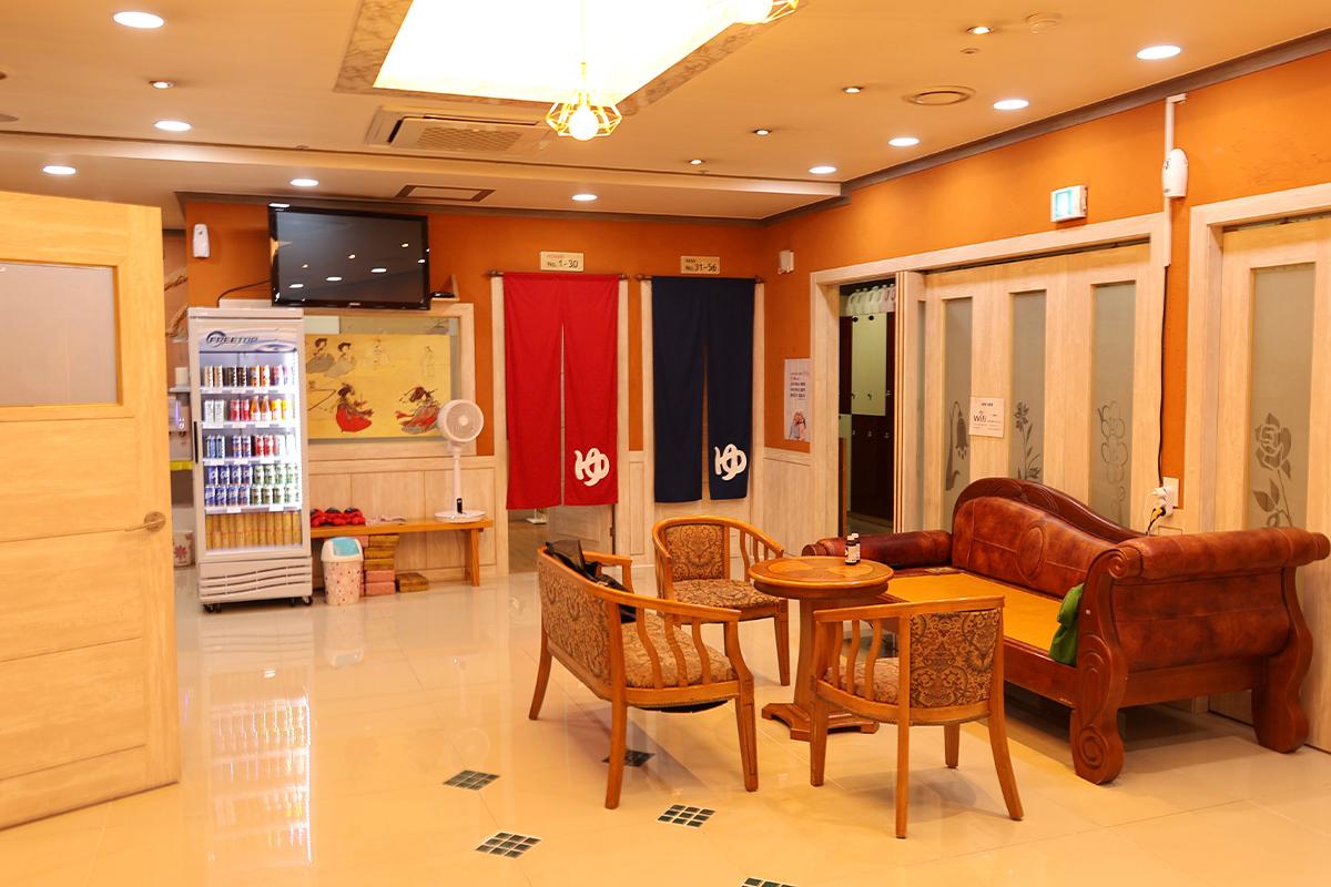 美素三溫暖的接待室內部，提供飲品和休息區。