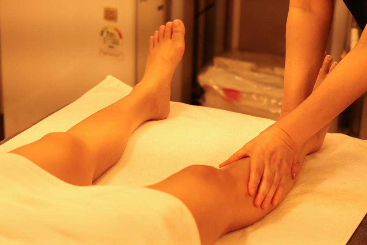 韓國美素三溫暖內進行的腳底按摩服務。