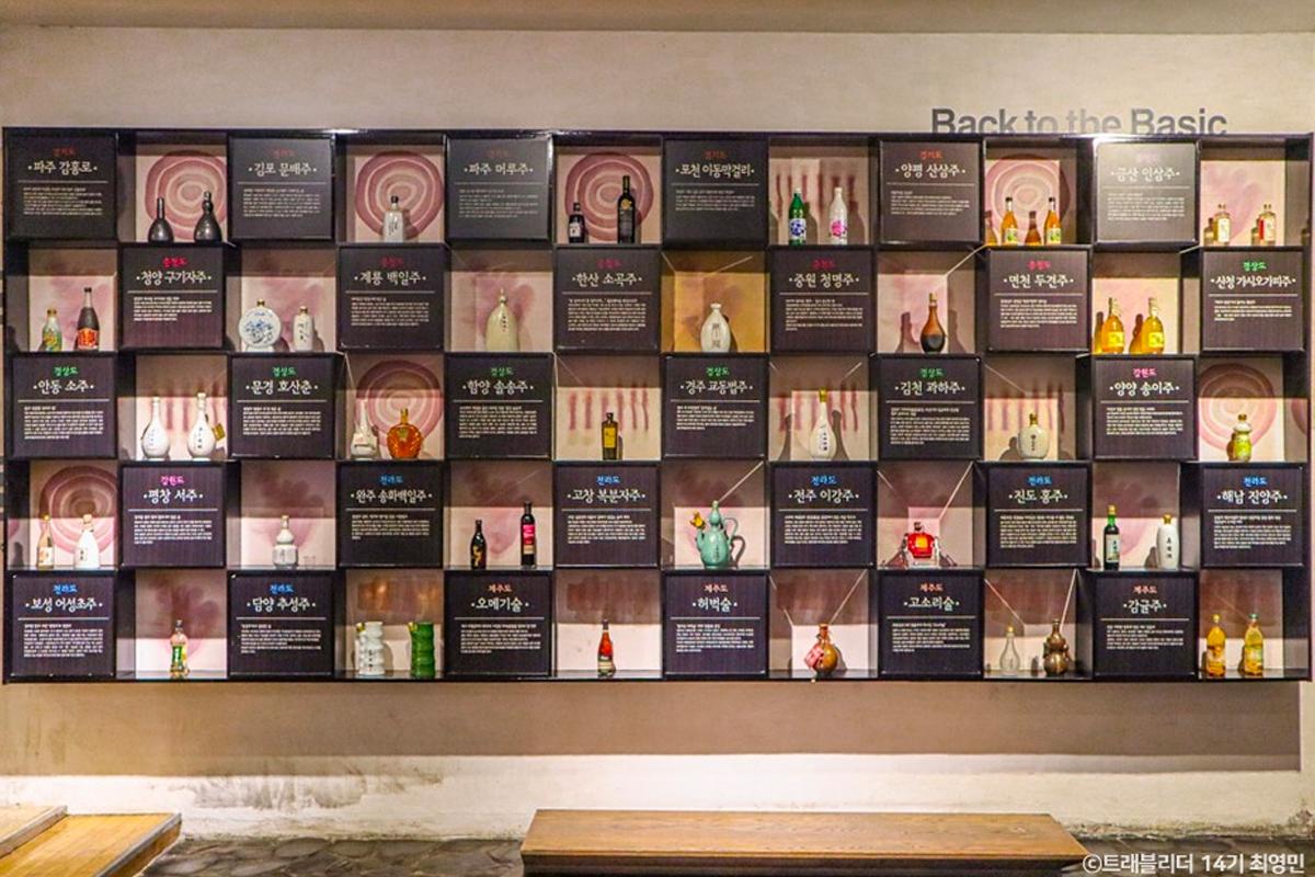 Display berbagai jenis alkohol tradisional Korea di Museum Alkohol Tradisional Seon Sa won, Pocheon.