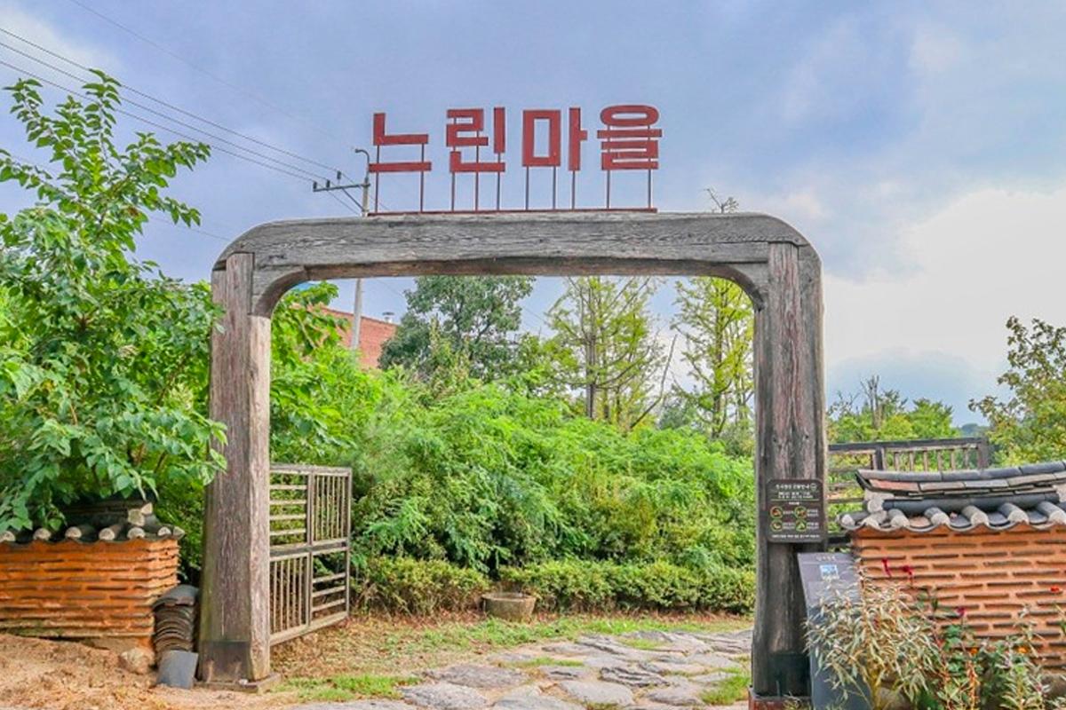 Pintu masuk tradisional Korea di Museum Alkohol Tradisional di Pocheon, menampilkan ornamen dan arsitektur kayu.