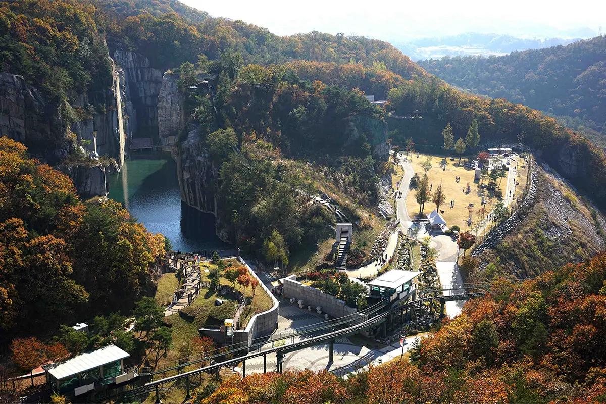 Pemandangan Aerial Pocheon Art Valley, menampilkan tebing batu dan taman, menawarkan pengalaman wisata unik.