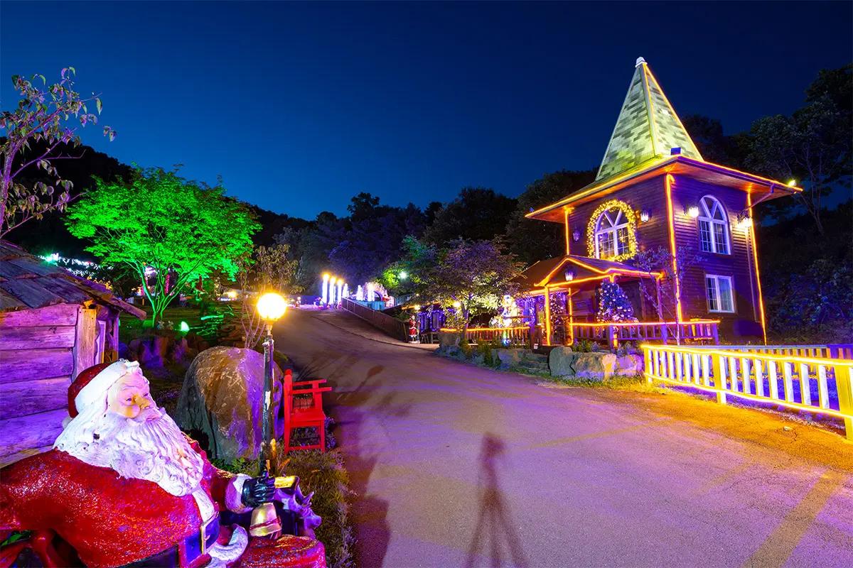Rumah bertema Eropa yang bercahaya di malam hari, bagian dari festival cahaya di Herb Island, Pocheon.