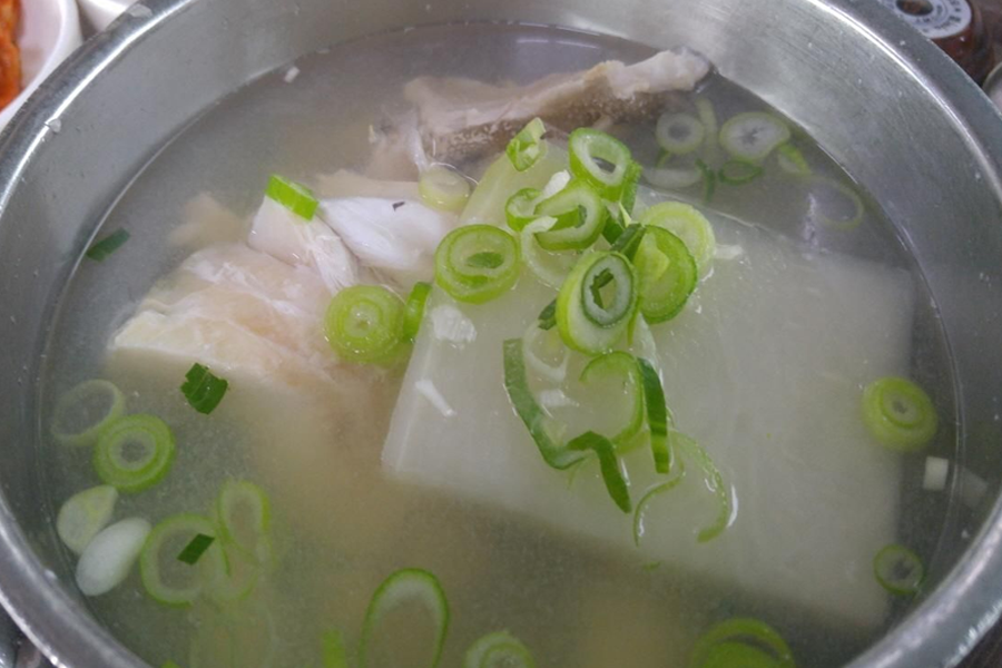 canh cá tuyết ở nhà hàng Haeundae Giwajip Daegu Soup 해운대 기와집 대구탕 haeundae, busan 