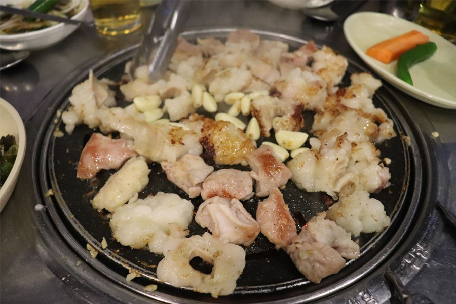 lòng nướng ở nhà hàng Haeseong Makchangjip 해성막창집 본점 ở busan 