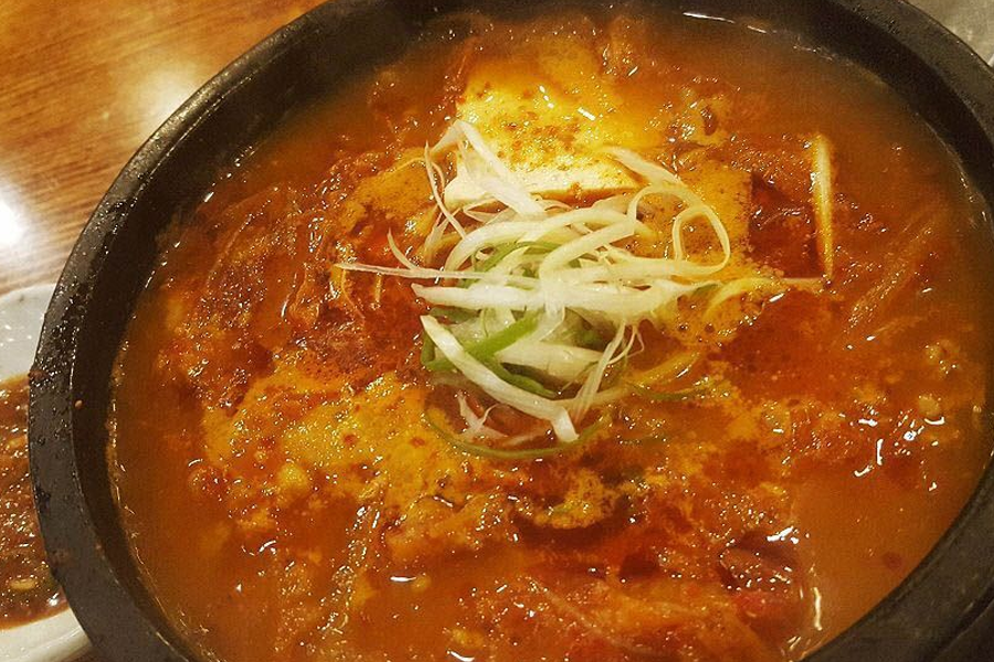 canh kimchi ở nhà hàng Matchandeul Wang Sogeum Gui Haeundae  맛찬들왕소금구이 해운대점 ở busan 