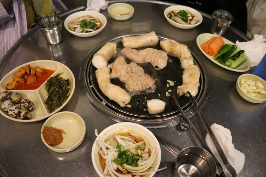 lòng nướng ở nhà hàng Haeseong Makchangjip 해성막창집 본점 ở busan 