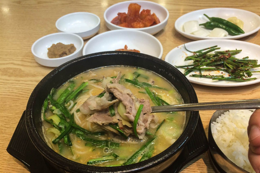 canh thịt lợn ở Miryang Sundae Dwaeji Gukbap 밀양순대돼지국밥부산본점, ở haeundae, busan 