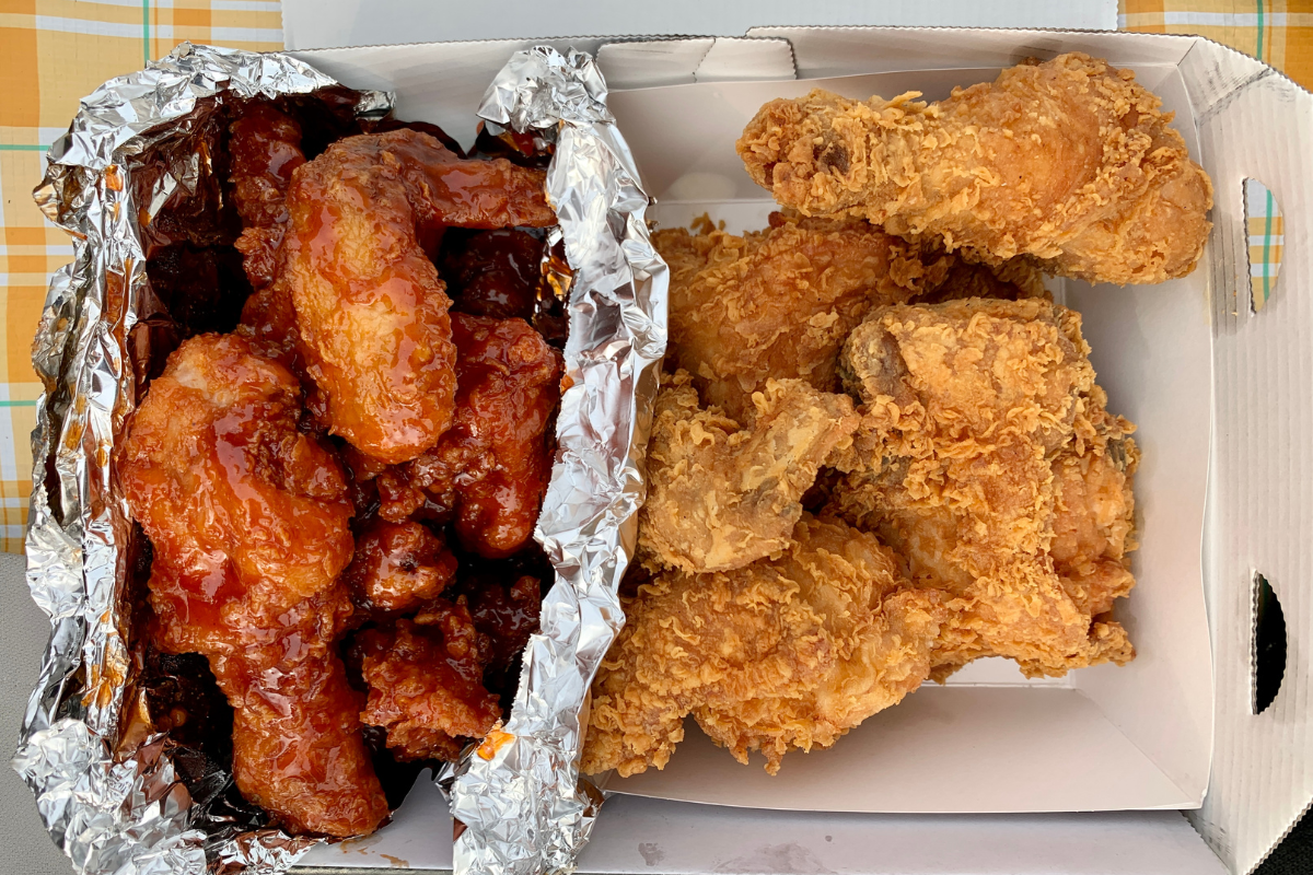 外送的韓式炸雞肉，裹著香甜可口的醬料，非常誘人。