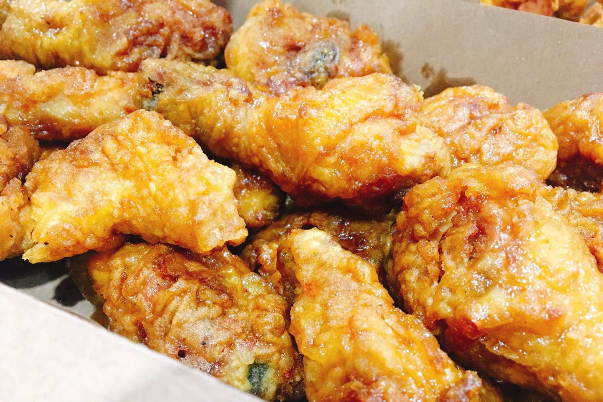 一盤香脆的韓國炸雞，外皮金黃酥脆，非常吸引食慾。