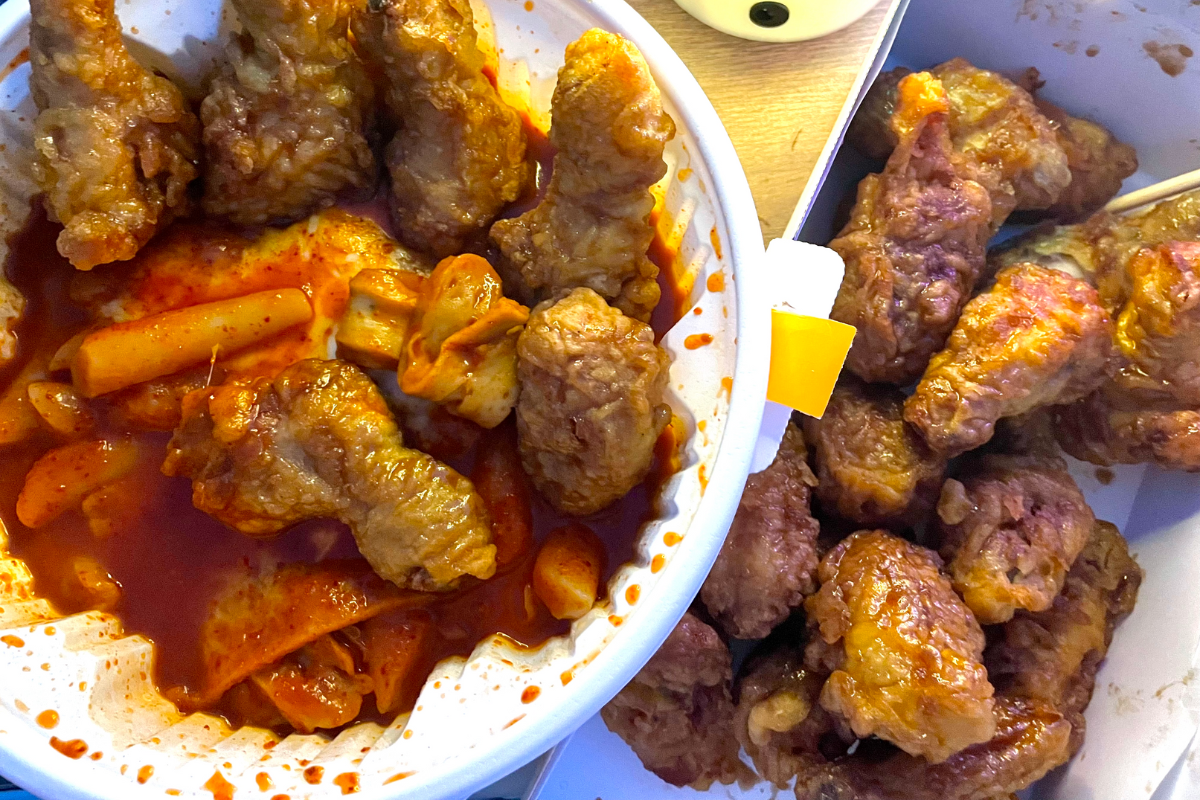 炸雞搭配辣炒年糕的獵奇組合，韓國美食的色香味俱全。