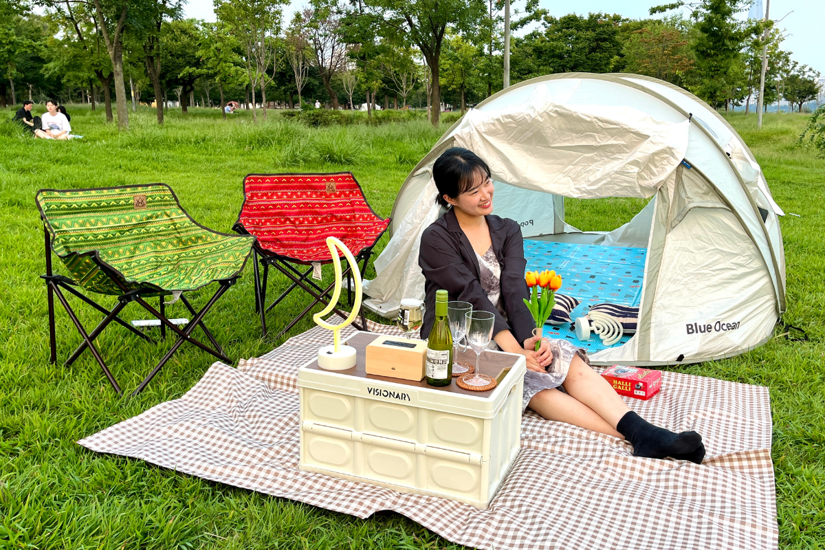 應用於漢江野餐中的小型帳篷，背景是城市的綠地。