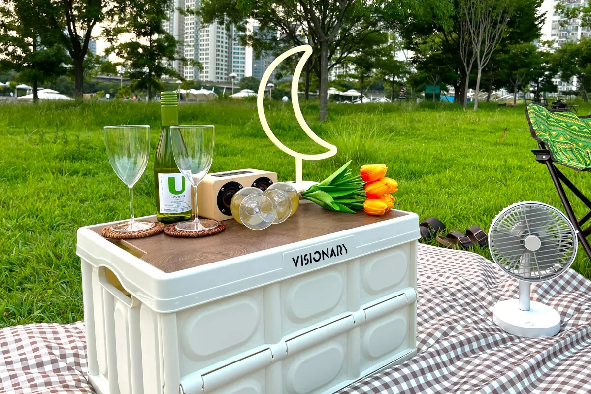 野餐用具，包括桌子上擺放的酒杯和其他物品，營造輕鬆的戶外氛圍。