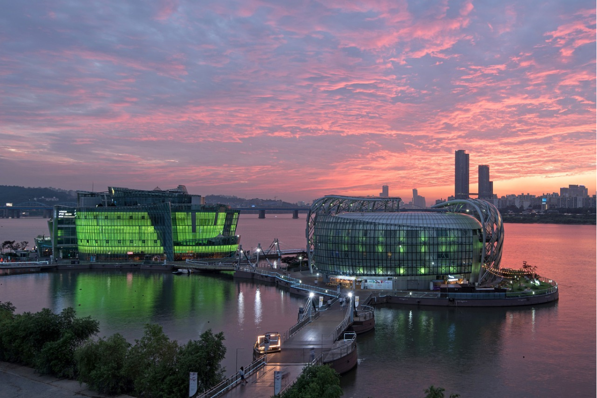 首爾的漢江公園日落景色，粉紅色的晚霞映照在河面上。