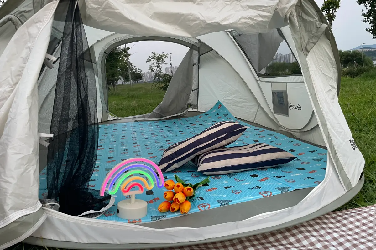 帳篷內部的裝飾，座墊和小裝飾品讓空間舒適宜人。