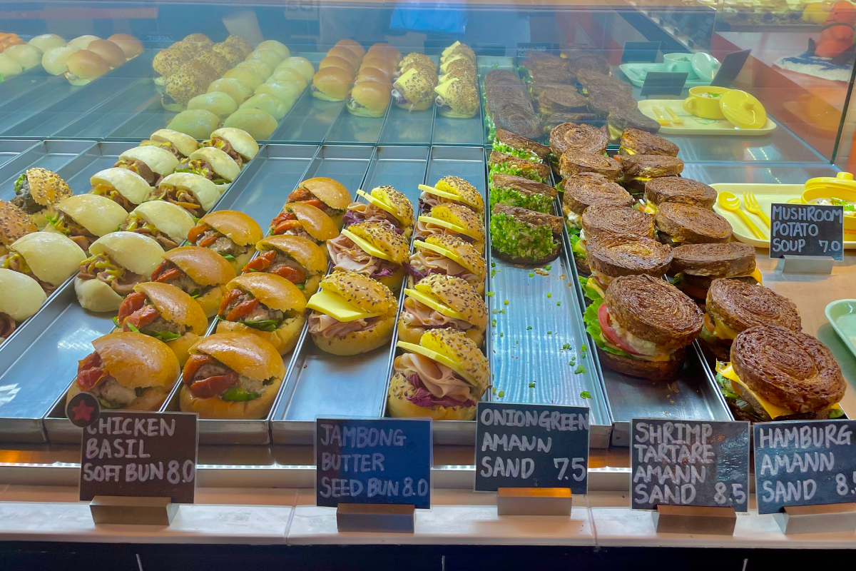 Sortierte Sandwiches im Seoul Angmusae Café, angeboten in verschiedenen Geschmacksrichtungen.