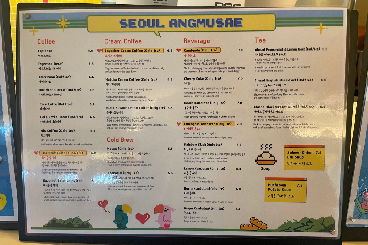 Menüauswahl im Seoul Angmusae Café mit verschiedenen Kaffee- und Teekreationen.
