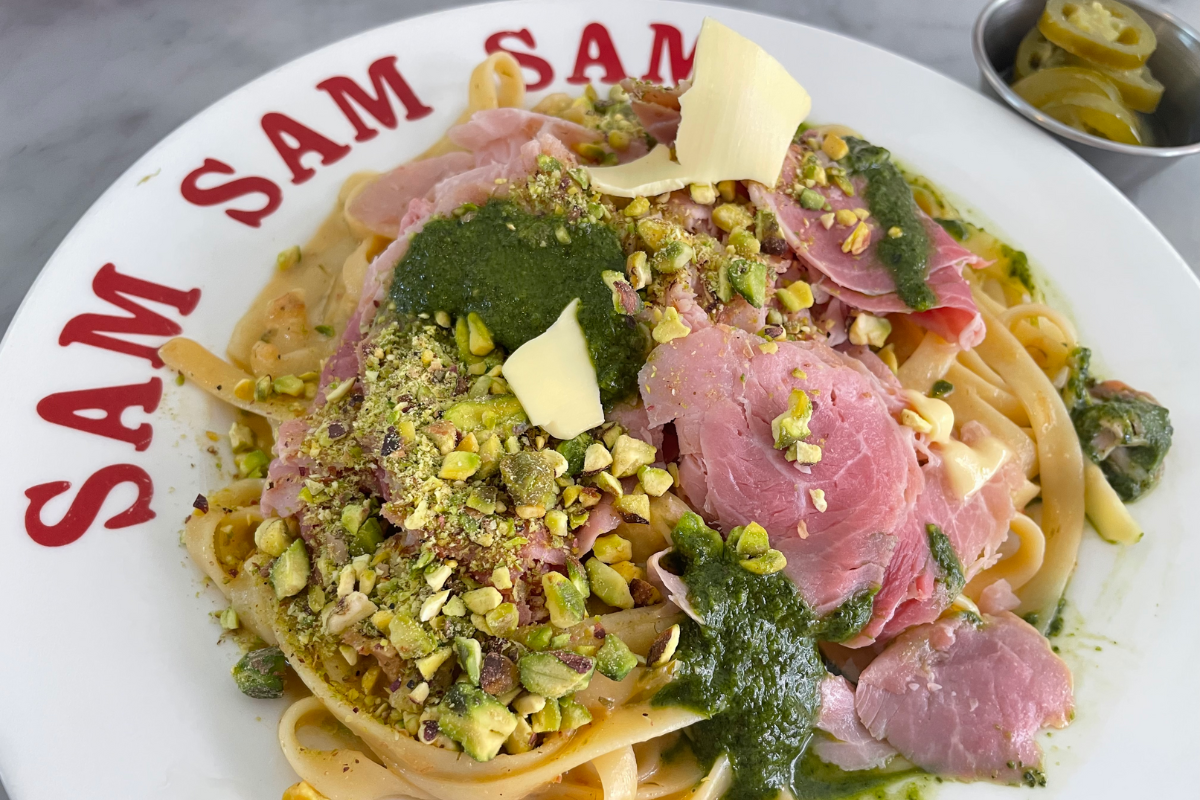 Jambon Beurre Pasta mit Pesto und gerösteten Pistazien, serviert im Sam Sam Sam Restaurant.