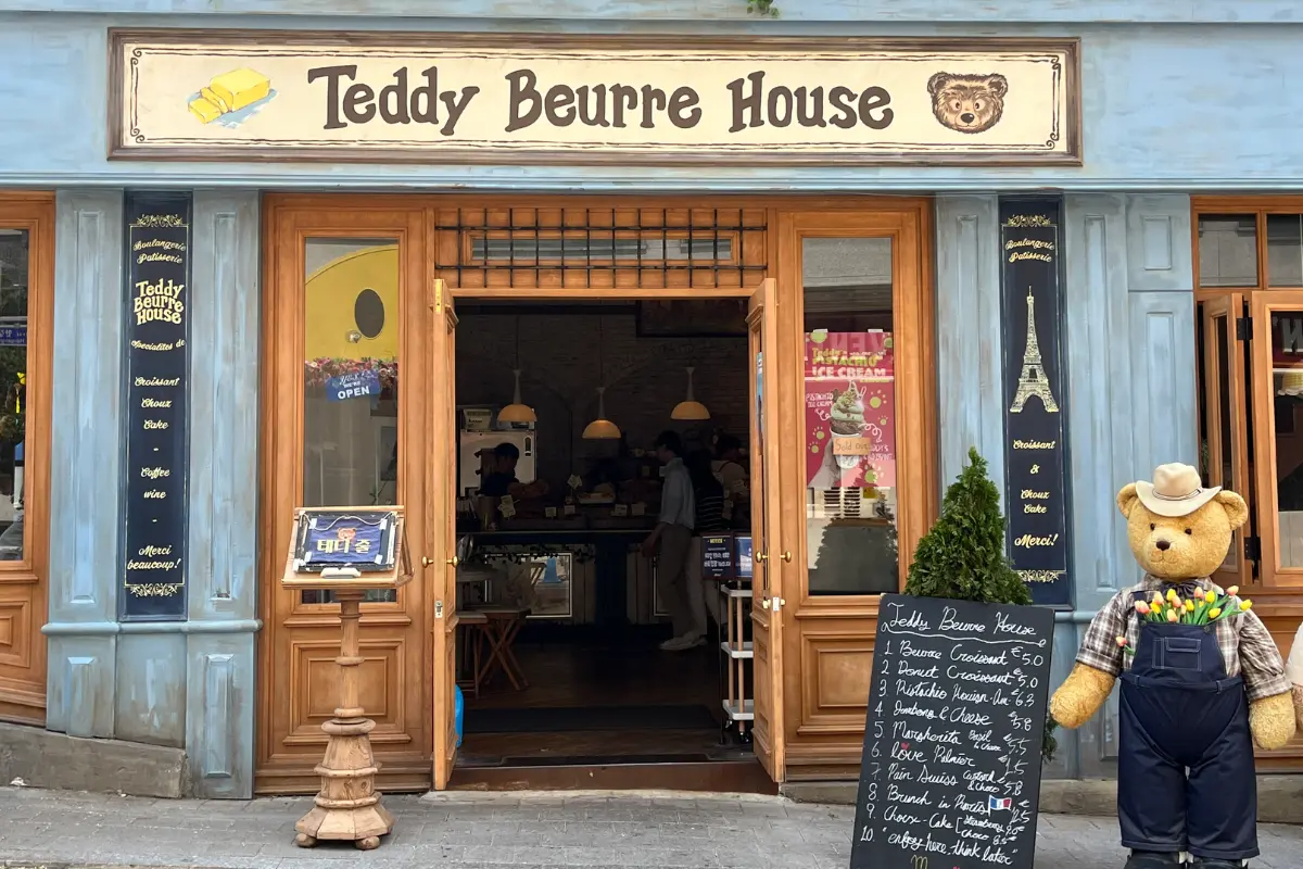 Das einladende Äußere des Teddy Beurre House Cafés, verziert mit großen Teddybär-Plüsch.