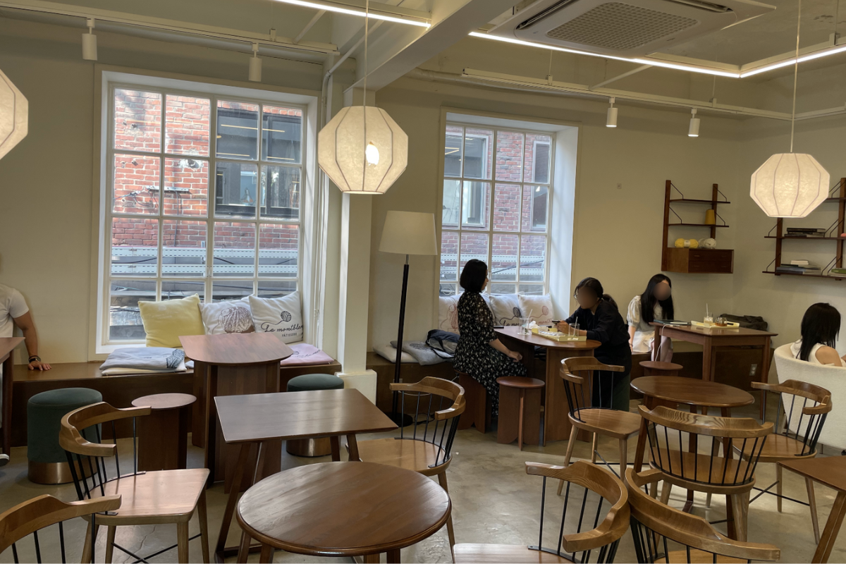 Entspanntes Oeat Café-Interieur mit eleganter Dekoration und natürlichem Licht.