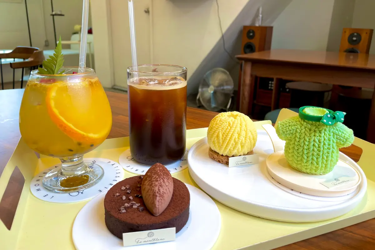 Eine moderne Getränkekarte im Le Montblanc Café mit Auswahl an Kaffee und Desserts.