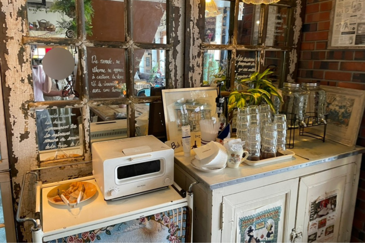 Toaster und Wasserspender im Teddy Beurre House Café zur Selbstbedienung für Kunden.