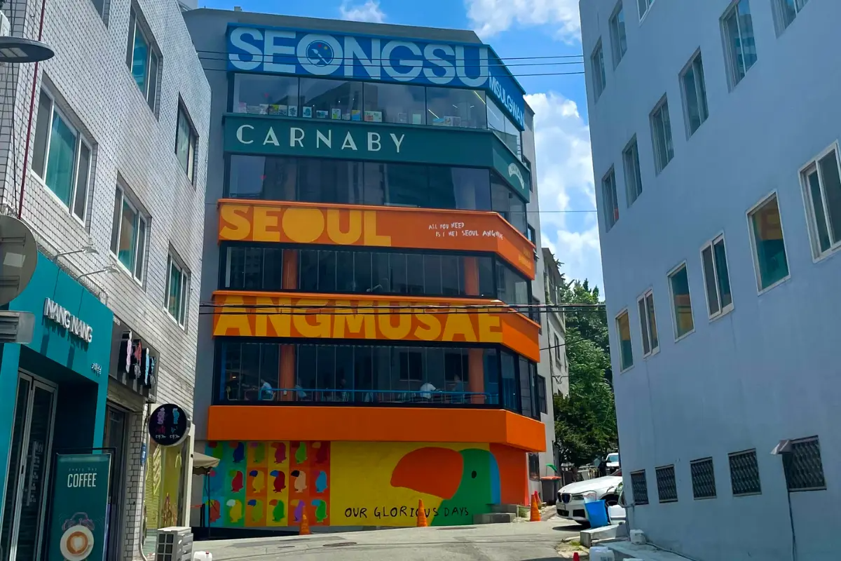 Buntes Gebäude des Seoul Angmusae Cafés in Haebangchon mit moderner Fassade.