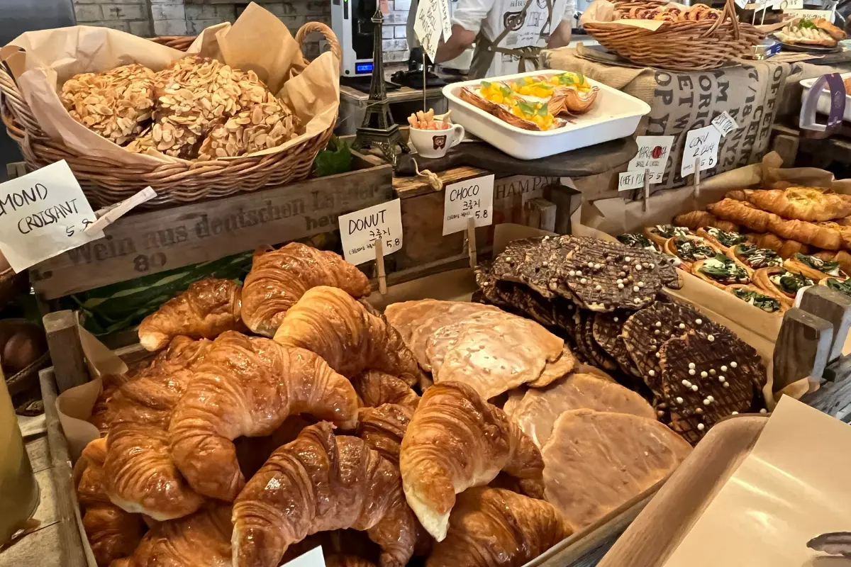 ソウル旅行、渡韓、解放村、ヘバンチョン、龍山、ヨンサン、龍理団キル、ヨンリダンキル、ソウルカフェ、人気スポット、Dotori、Sam Sam Sam、Teddy Beurre House、ルモンブラン、OEAT、ルーフトップカフェ、屋上テラス、グリークヨーグルト